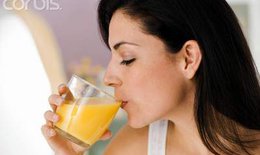 Nước táo và nước cam có thể hạn chế khả năng hấp thụ thuốc 
